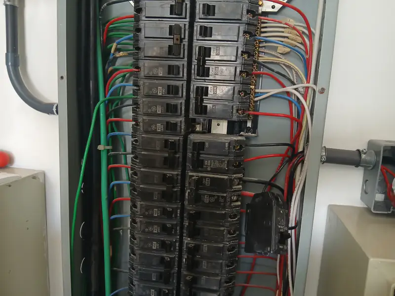 Tablero eléctrico comercial con circuitos ordenados e identificados, instalado por ARCO.